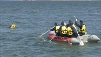 多発する風水害を想定…香川県警が海岸で救助訓練