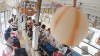 電車で涼を「風鈴電車」が運行スタート 短冊には高校生のメッセージも 岡山市