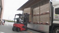 荷主が荷積みと荷降ろし行いドライバーの「荷待ち」時間を短縮 2024年問題に向け先進的な対策を香川労働局長らが視察