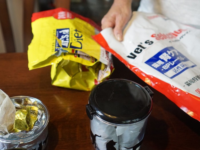 クロのため何種類か腎臓病食を用意。左は茶こし袋で療法食に匂いを移し中