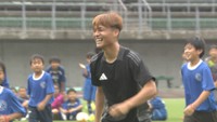 オランダ1部・NECの佐野航大選手がサッカー教室で全力プレー!「サッカーめっちゃうまい」 岡山市