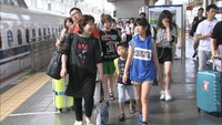 お盆をふるさとで…帰省ラッシュがピーク 新幹線の乗車率200パーセントも JR岡山駅