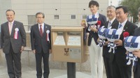 宇山賢さんをたたえる「金色のポスト」を設置 JR高松駅前