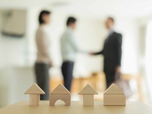 【相続税でもめるポイント】遺産となった賃貸アパートの家賃収入は誰のもの? 弁護士が解説