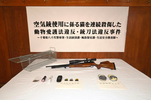 事件で使用されたとみられる空気銃や金属製弾丸など=2021年6月22日午後3時13分、八千代署、上保晃平撮影