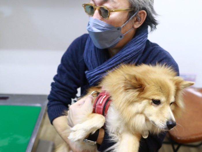 隙きあらば逃げようとするのでがっちりガードされる福助