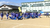 豪雨乗り越え2カ月遅れの開催 真備の中学校で体育祭…グラウンドには仮設校舎も 倉敷市