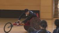 「お互いの違いを認め合って」パラ陸上のレジェンドが小学校で出前授業 児童が競技用車いすを体験 香川・三豊市