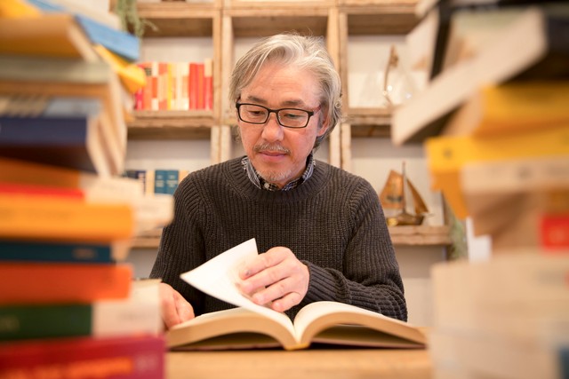 読書をする男性
