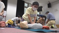 親子で参加「一次救命処置」講習会 心臓マッサージやAEDを学ぶ 香川