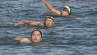 水温8.5度の海へ 高松藩に伝わる江戸時代の古式泳法を披露