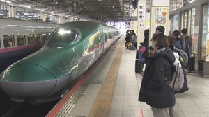 帰省ラッシュ始まる 仙台駅新幹線ホーム混雑 5類移行後初の年末年始「4年半ぶりに帰省」