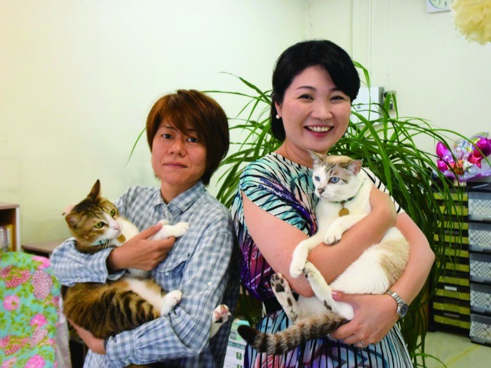 平良識子さん(右)と畑井モト子さん