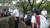新見市の小学校で一足早く新学期がスタート 登校を警察や地域の人たちが見守る 岡山