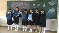 豪雨で被災した児童たちが仮校舎で卒業式 式後、8カ月ぶりに母校へ 岡山・真備町
