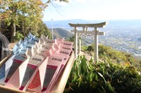 「マンホールおまもり」今年も受験生らに配布 職員が標高400mの神社に祈願 香川・観音寺市
