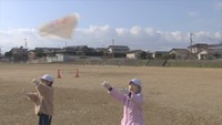 強風に負けず空高く! 子どもたち約100人が「たこ揚げ」体験 高松市
