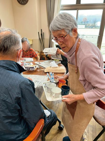 ワークショップの参加者をもてなすメンバーさん