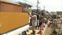 被災地で片付け始まり新たな問題…ごみ置き場と作業用品不足 岡山