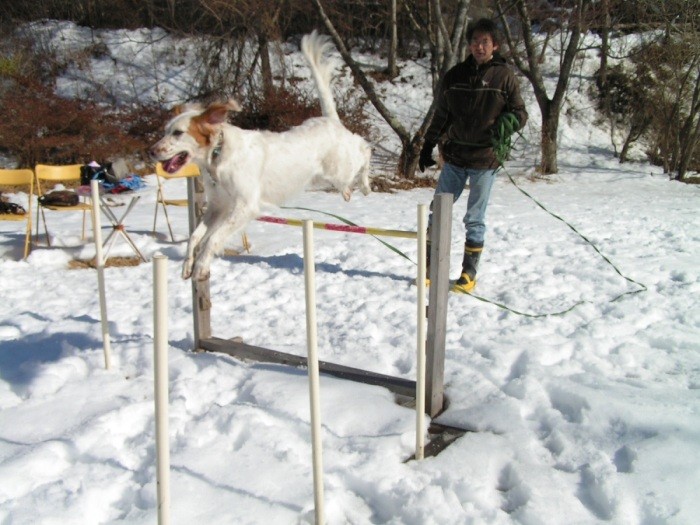 5歳0カ月 雪の中でジャンプ(長谷川さん提供)