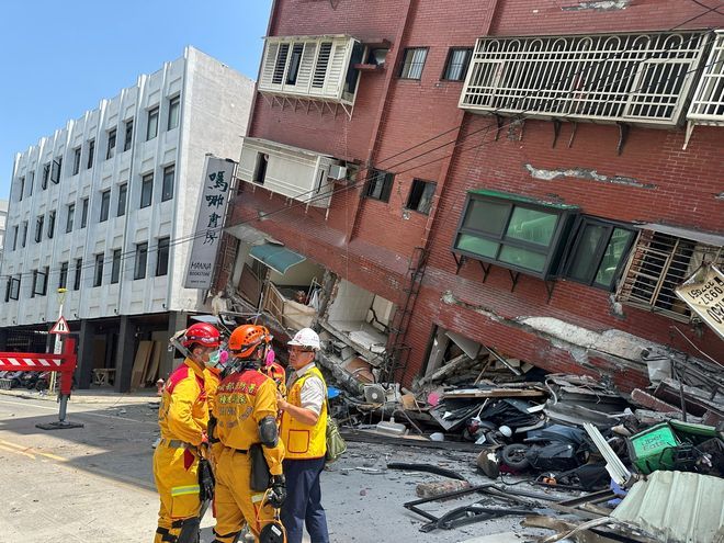 Taiwan S Strongest Earthquake In 25 Years Kills 9 50 Missing The