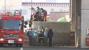 強風でコンテナが飛ばされ作業員が閉じ込められる 会話は可能 仙台・若林区