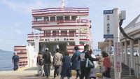 瀬戸内国際芸術祭 島へ向かうフェリーに列 香川
