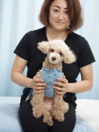 香苗さんの膝でポーズ「みんな体を大事にね」