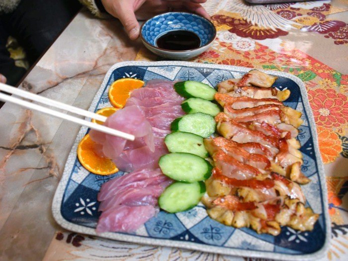 釣り上げたばかりのキンメダイで作った刺し身とあぶりの料理=2018年11月30日午後3時19分、高知県奈半利町、笠原雅俊撮影