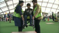 車椅子体験や点字で名刺づくりに挑戦 人権週間を前に岡山市でイベント