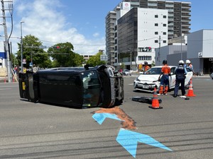 交差点で車同士が衝突し1台横転 女性けが 仙台・若林区