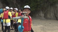海岸や島で海ごみ拾い 小豆島で「海ごみゼロフェスティバル」 子どもたちがデザインしたごみ箱のお披露目も 香川