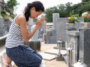 コロナ禍で注目される「オンライン墓参り」は定着するのか 概要、経緯と展望を解説