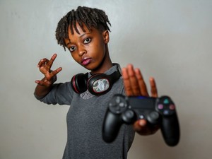 「女だから甘やかされて」　有名になって受けた中傷、女性プロゲーマーは闘いを決めた