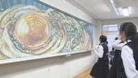 プロのアーティストが高校でサプライズ 黒板いっぱいに描いた「うどん」 香川
