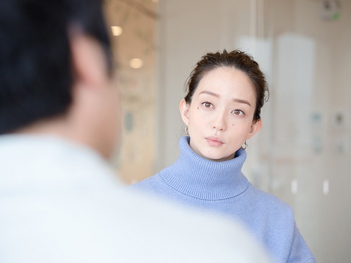 インタビューする松島花さん