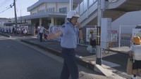 2学期スタート 警察官らが通学路で児童の登校を見守り 高松市