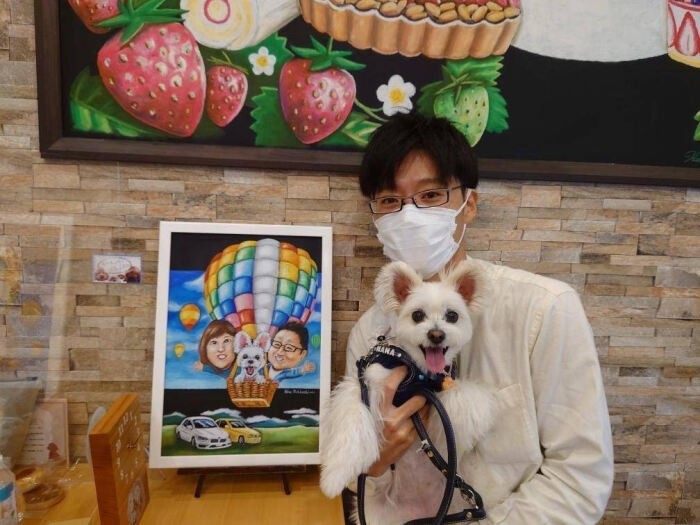 イラストレーターのHiro.Motohashiさん。当日は飼い主さんと愛犬のイラストを描いてくださいました。一生の思い出になります