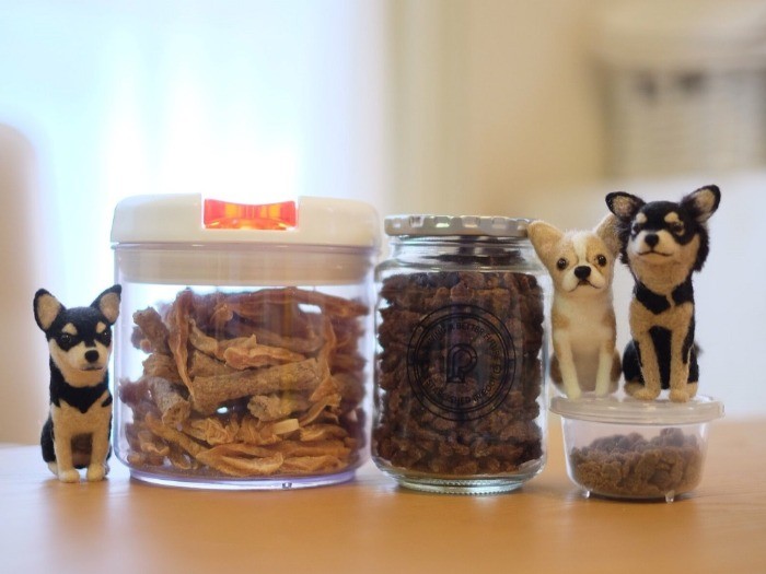 ストッカーは鮮度が保てて◎。横にあるのは羊毛フェルトのキキトイジジ