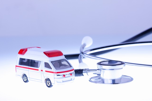 救急車と聴診器イメージ