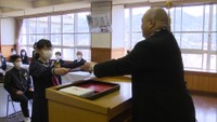 白石島の中学校で3人の卒業生が旅立ち 「新しい所でも頑張りたい」島から引っ越す生徒も 岡山・笠岡市