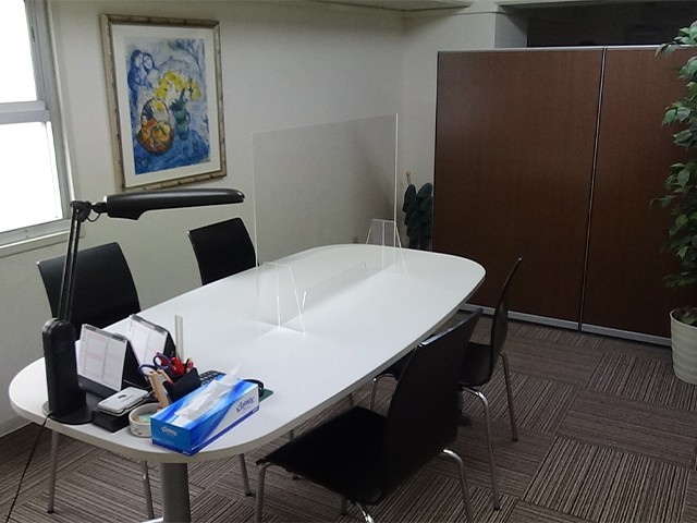 司法書士法人西俊介事務所 会議中2