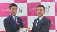 プロ野球ドラフト会議で横浜DeNAから5位指名 おかやま山陽高校の田内真翔選手が指名あいさつを受ける