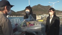 小豆島の高校生が卒業を前にフェリーの船長らに花束 3年間の感謝伝える 香川