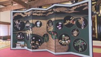 国際的な芸術家・濱野年宏さんが寺に屏風を奉納 高松市・光明寺