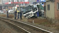 1~2m先には線路 トラックがガードレール突き破る 香川・東かがわ市