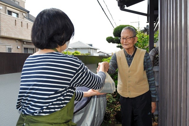 弁当を配達する和田由紀子さん