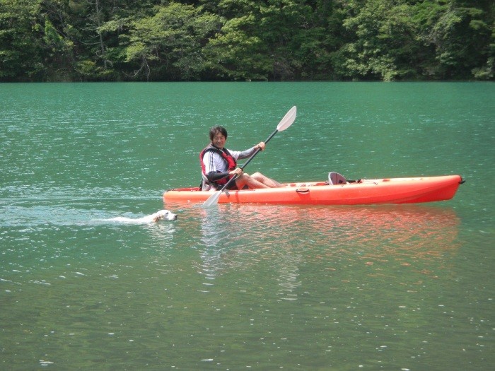 13歳5カ月 湖でカヤックを漕ぐパパと泳ぐ(長谷川さん提供)