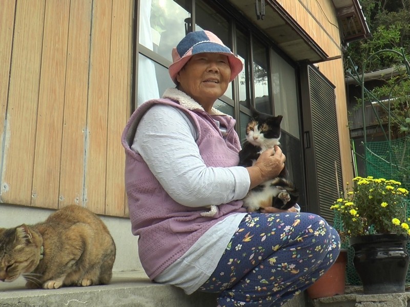 「猫だって、相手が考えていることがわかるんですよ」と直子さん(「青島猫を支援する会」提供)