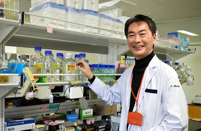 3月末で東京大を辞め、ネコの薬の開発に専念することを決めた宮崎徹教授=東京都